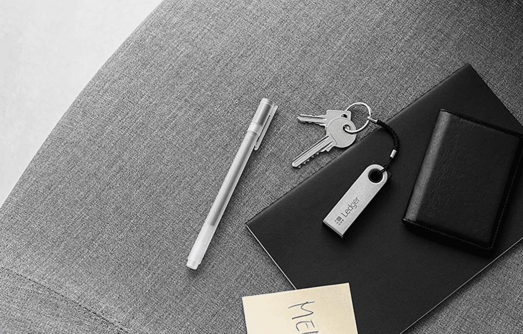 کیف پول سخت افزاری ارز دیجیتال لجر مدل Ledger Nano S